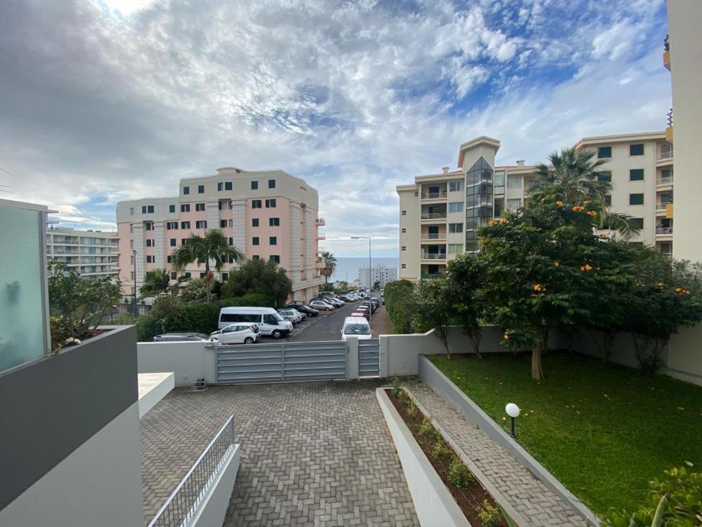 Elephant 2Br Apartment With Terrace, Side Sea View And Pool Access フンシャル エクステリア 写真